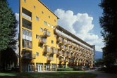 Balkone an gelber Häuserfassde-W